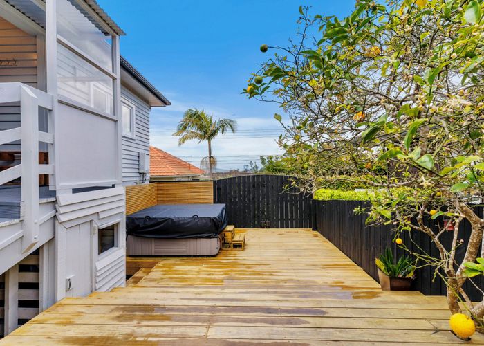 at 9 Waratah Street, Birkenhead, Auckland