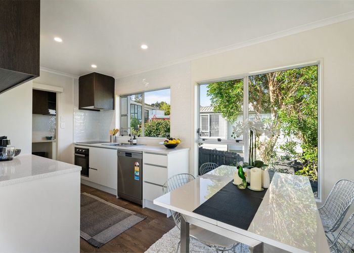  at 2/4 Clare Place, Glenfield, North Shore City, Auckland