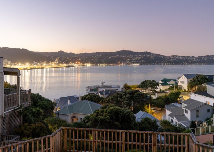  at 4 The Crescent, Roseneath, Wellington