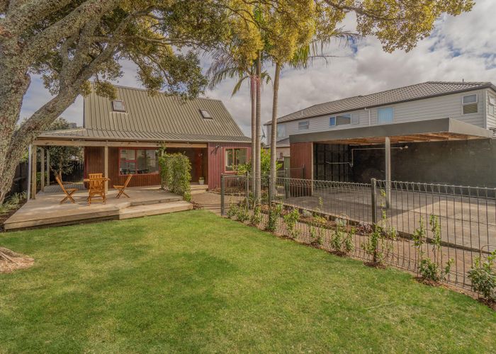  at 2/18 Strid Road, Te Atatū South, Auckland