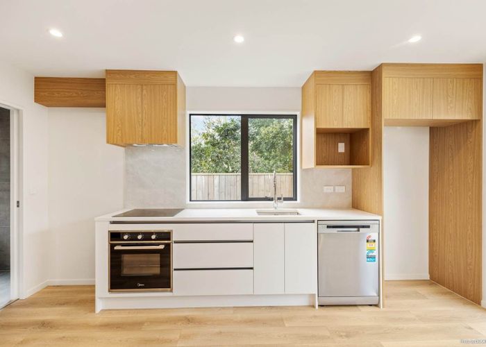  at 8/88 Te Atatu Road, Te Atatu South, Waitakere City, Auckland