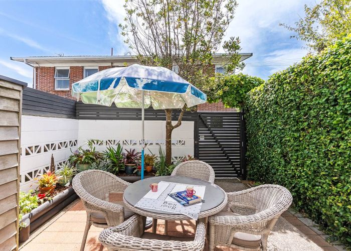  at 2/72 Sylvan Avenue, Northcote, North Shore City, Auckland