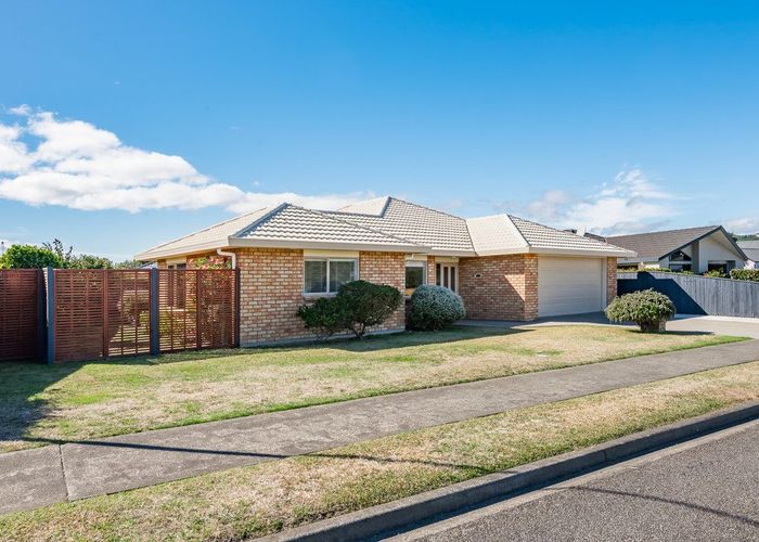  at 5 Holcombe Drive, Paraparaumu