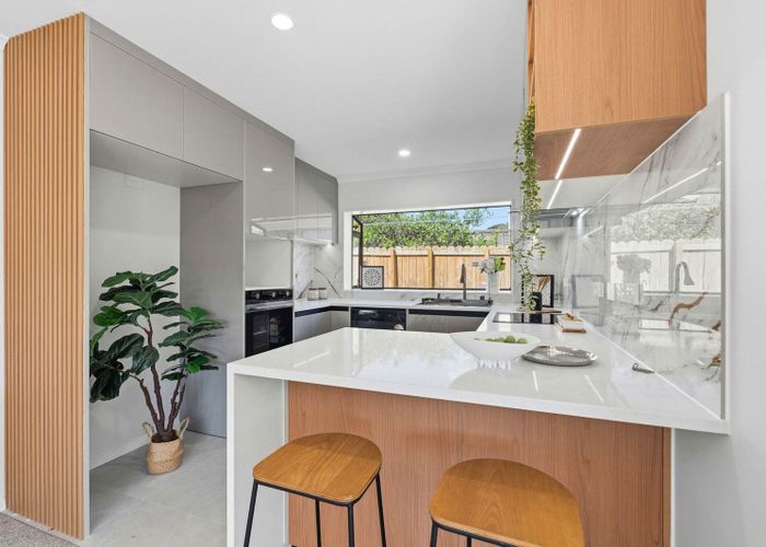  at 2/11 Roanoke Way, Albany, Auckland