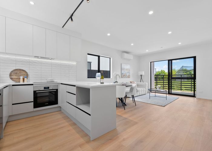  at 4/18 Albert Road, Kelston, Waitakere City, Auckland