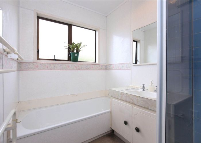  at 2/128 Barrack Road, Mount Wellington, Auckland City, Auckland