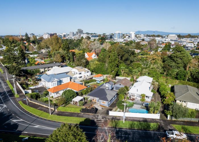  at 325 River Road, Claudelands, Hamilton