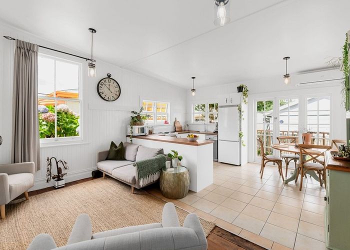  at 10 Claude Street, Fairfield, Hamilton