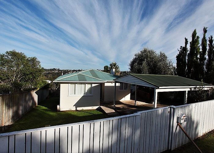  at 2/8 Mayfield Road, Glenfield, Auckland