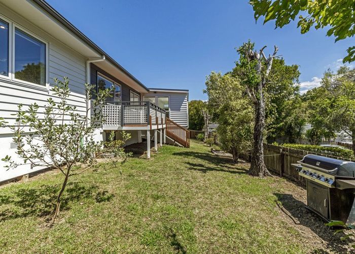 at 2/140 Lynn Road, Bayview, Auckland