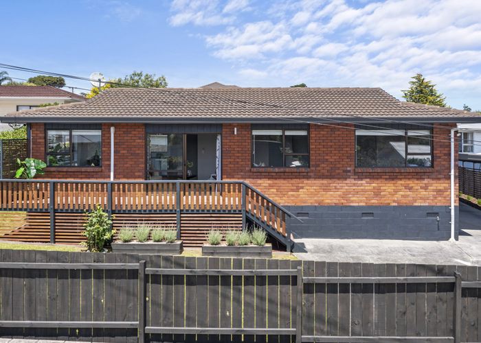  at 2/10 Bishop Street, Green Bay, Auckland