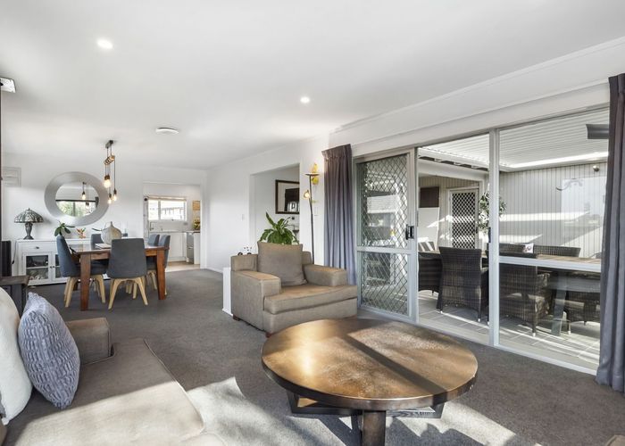  at 127 Oaktree Avenue, Browns Bay, Auckland