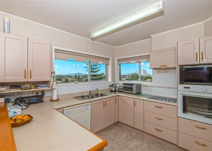  at 33a Forrest Hill Road, Milford, North Shore City, Auckland