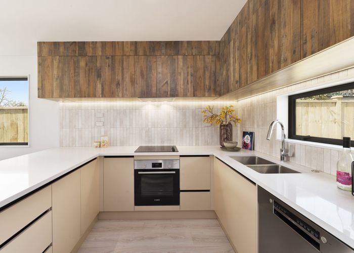  at 2/31 Tiroroa Avenue, Te Atatu South, Waitakere City, Auckland
