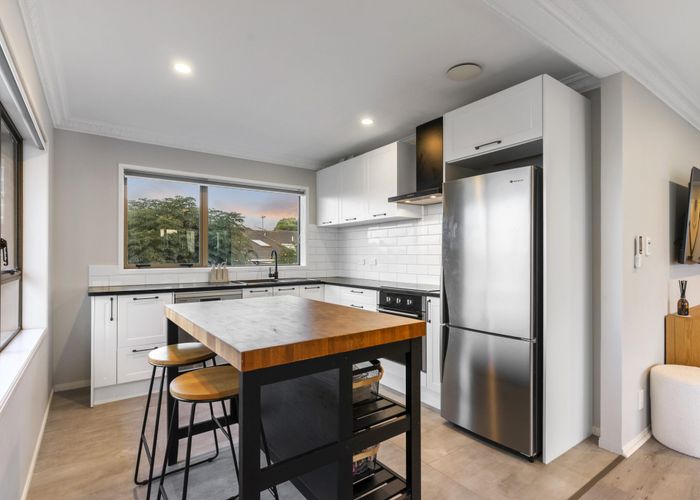  at 2/42 Raleigh Road, Northcote, Auckland