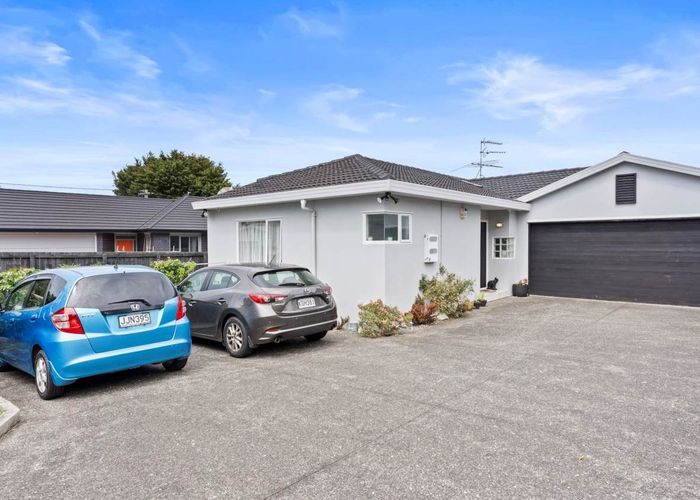  at 2/296 Wairau Road, Glenfield, Auckland