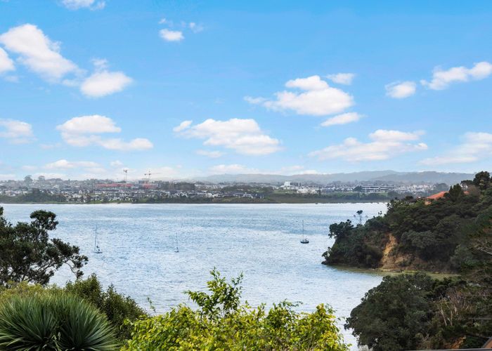  at 2/87 Island Bay Road, Beach Haven, Auckland