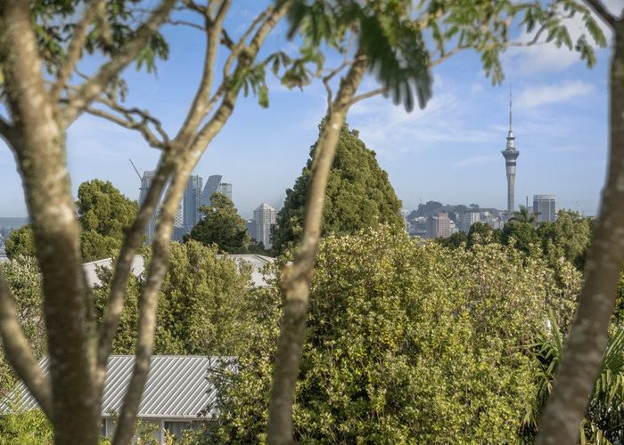  at 1/177 Glenfield Road, Hillcrest, North Shore City, Auckland