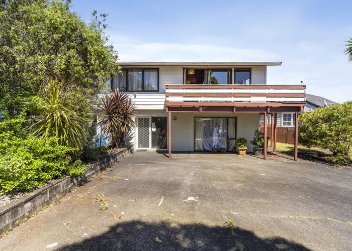  at 4 Sikkim Crescent, Clover Park, Auckland