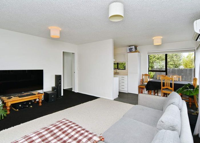  at 2/18 Wairakei Road, Strowan, Christchurch