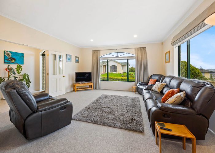  at 8 Amesbury Rise, Henderson, Waitakere City, Auckland