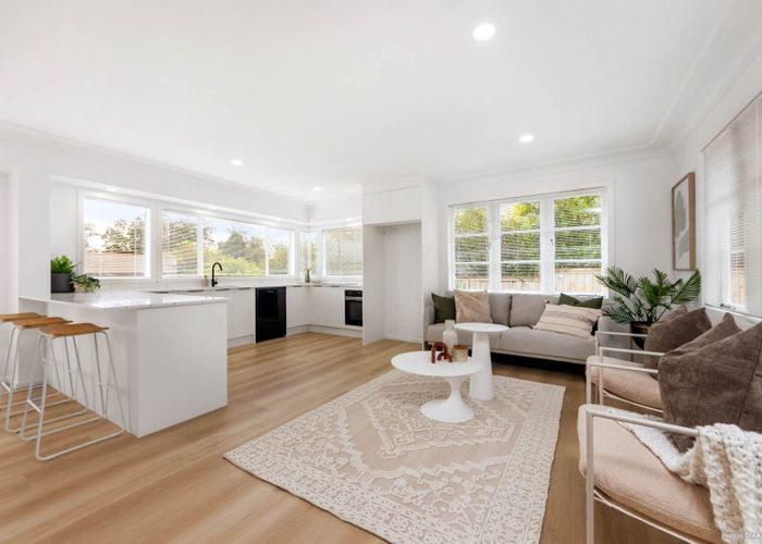  at 13 Cliff View Drive, Green Bay, Auckland