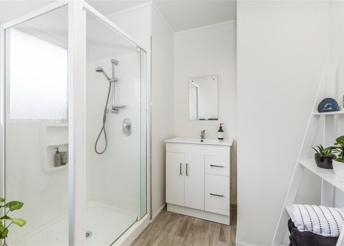  at 1/11 Mannering Pl, Hillcrest, North Shore City, Auckland
