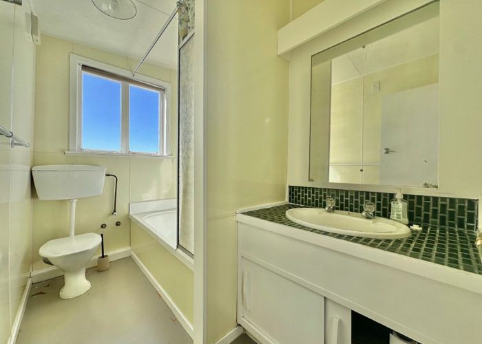  at 11A Grosvenor Terrace (Lower Flat), Wadestown, Wellington, Wellington