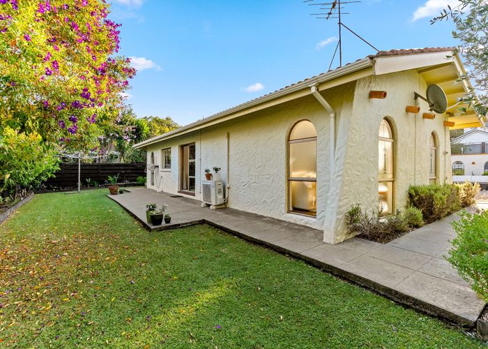  at 84 Chelsea View Drive, Chatswood, North Shore City, Auckland