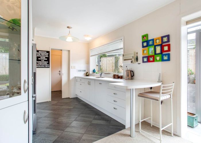  at 2/33 Akoranga Drive, Northcote, North Shore City, Auckland