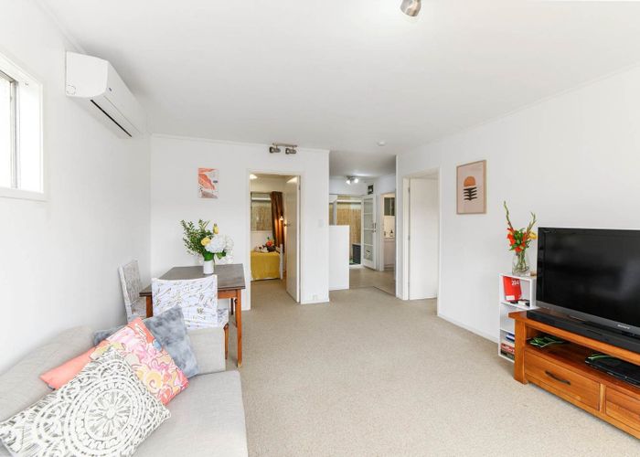  at 2/120 Lynbrooke Avenue, Blockhouse Bay, Auckland