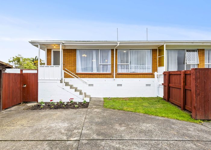  at 2/39 Blacklock Avenue, Henderson, Waitakere City, Auckland