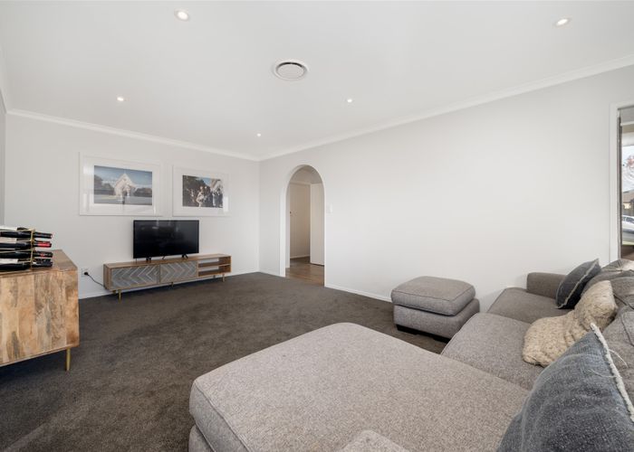  at 6 Pitlochry Place, Highland Park, Auckland