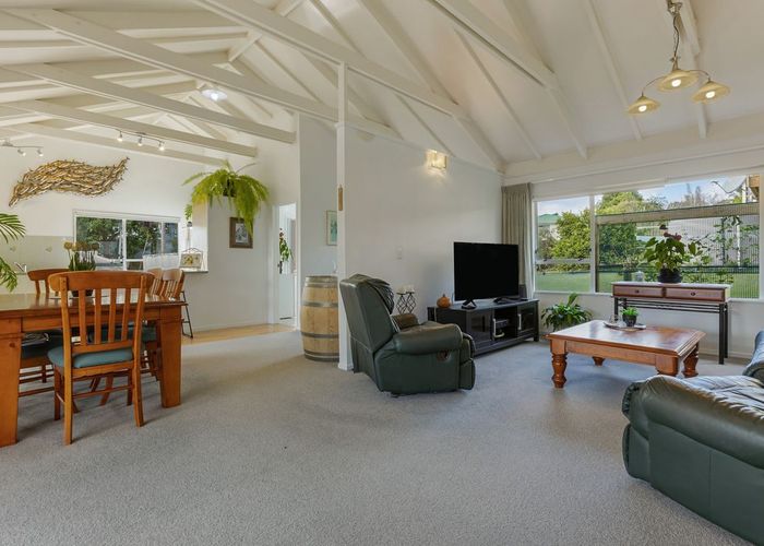  at 12 Peninsula Parade, Hihi