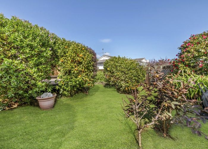  at 15 Darren Crescent, Half Moon Bay, Auckland