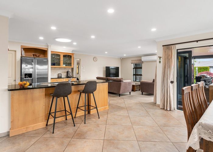  at 2 Compton Grove, Huntington, Hamilton