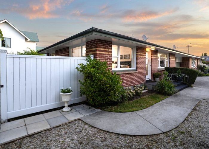  at 2/10 Bretts Road, St Albans, Christchurch