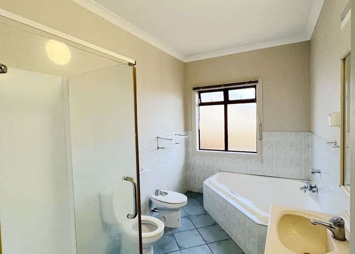  at 8 Herd Road, Hillsborough, Auckland