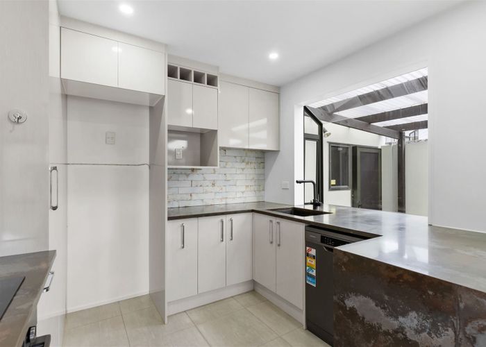  at 1/11 Bronzewing Terrace, Unsworth Heights, Auckland