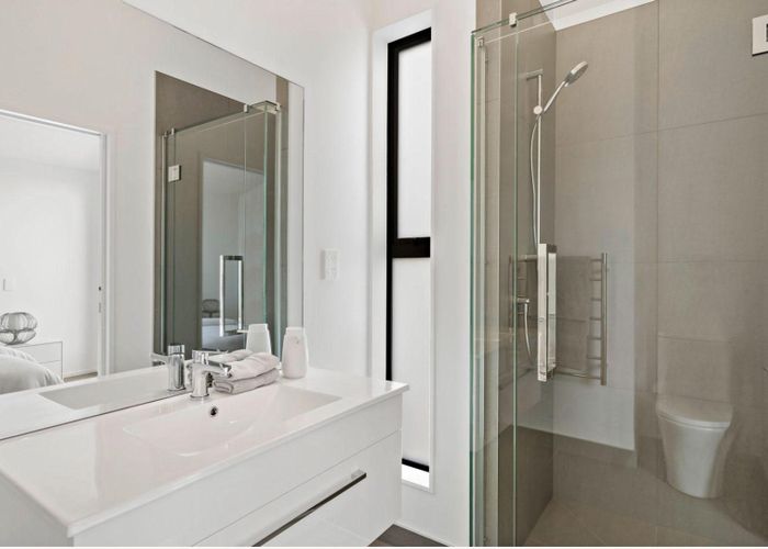  at 27/82 East Coast Road, Milford, North Shore City, Auckland