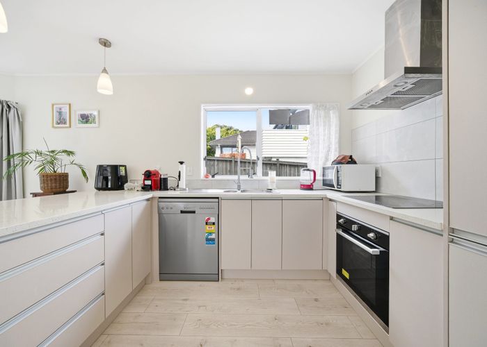  at 2/154 East Coast Road, Forrest Hill, North Shore City, Auckland