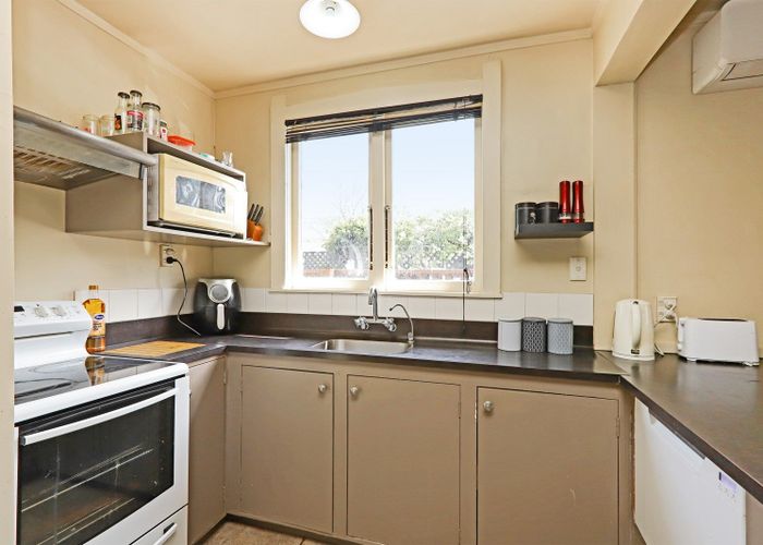  at 621 Avenue Road West, Saint Leonards, Hastings