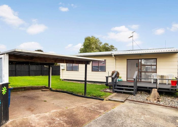  at 2/25 Barrys Road, Glendene, Auckland
