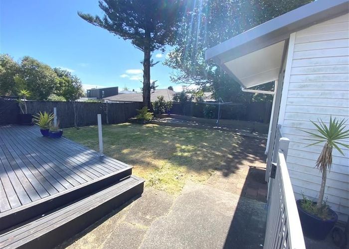  at 8 Smith Crescent, Onehunga, Auckland