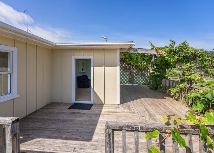  at 28 Drake Street, Waikawa Beach, Levin
