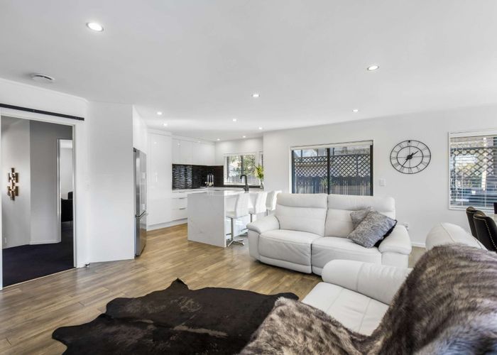  at 2/100 Gosford Drive, Botany Downs, Auckland