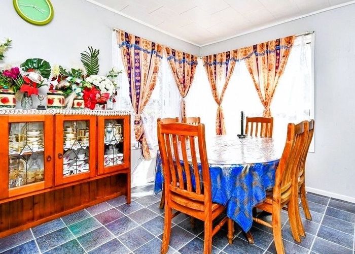  at 8 Staverton Crescent, Mangere, Auckland
