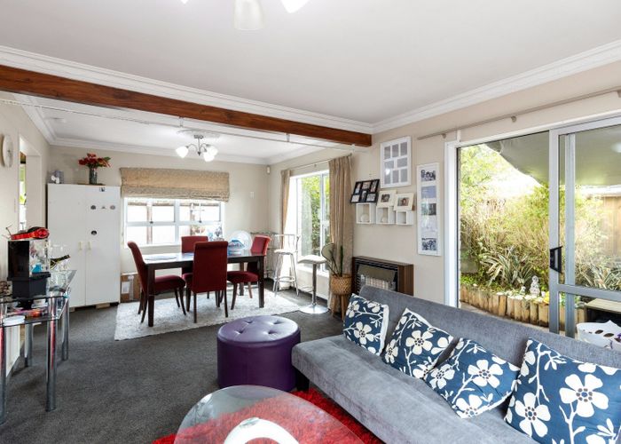  at 2/165 River Road, Hamilton East, Hamilton