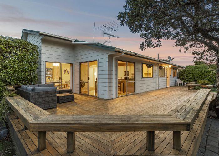  at 33 Mannering Place, Hillcrest, Auckland