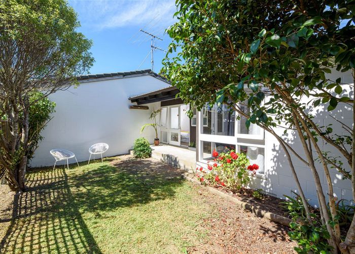  at 4/28 Wolsley Avenue, Milford, Auckland